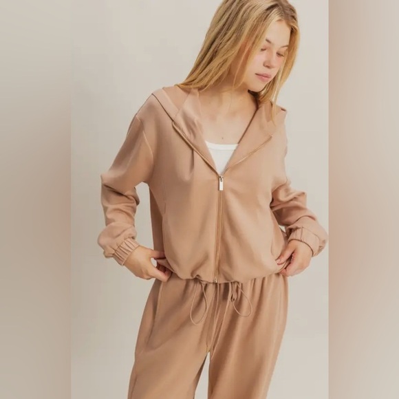 Casual Chic Set-the perfect combination made with Scuba fabric NWT - Picture 2 of 8